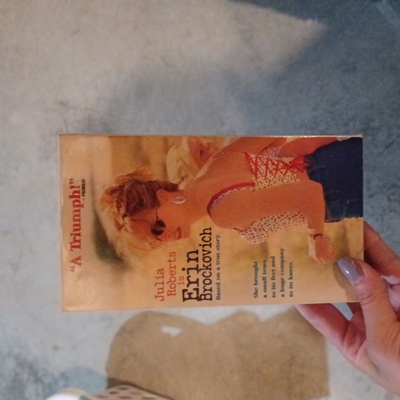 Julia Roberts is Erin Brockovich VHS tape - Picture 1 of 2